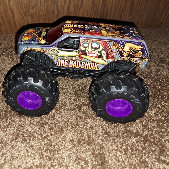 Hot Wheels Mattel 2018 "One Bad Ghoul" Monster Jam Diecast Metal Monster Truck - Picture 2 of 9